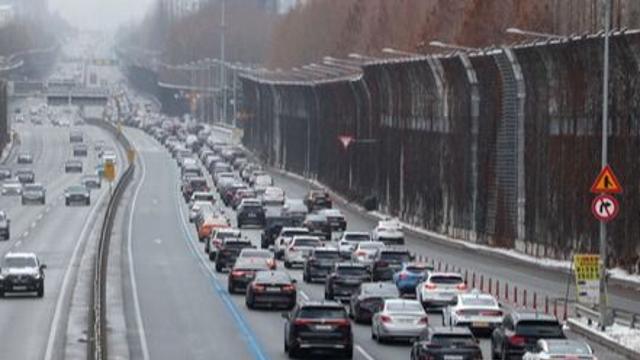 설 연휴 둘째 날 귀성길 정체 절정···서울에서 부산 6시간50분 예상