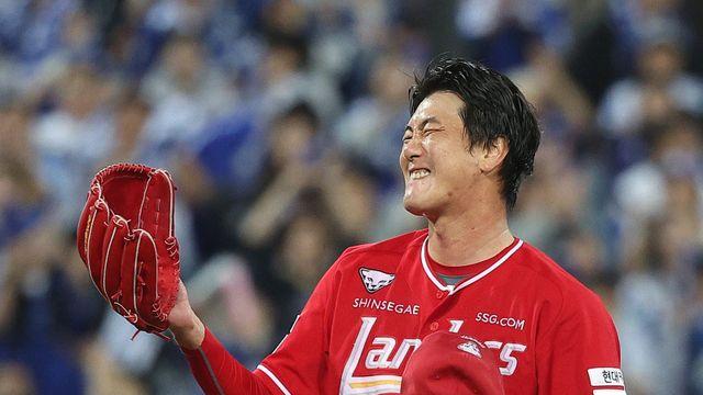 '어깨 통증' SSG 김광현, 스프링캠프 도중 귀국