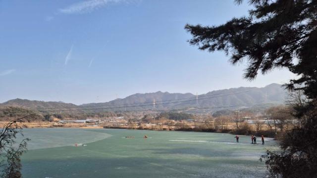 “얼음판 붙잡고 버텼다”…저수지 빠진 60대, 40분 만에 구조