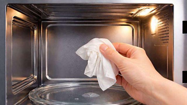 전자레인지 제발 ‘물티슈’로 닦지 마세요…이걸 왜 여태 모르고 살았죠