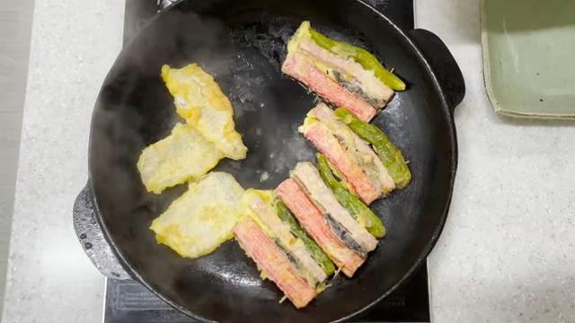 전을 프라이팬에 깔고 '이것' 부으세요...방금 만든 것처럼 '촉촉'합니다