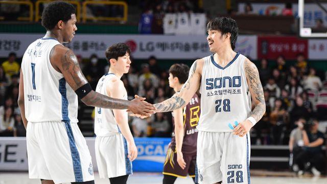 '케빈 켐바오 21점' 7위 소노, 1위 LG 격파...창원 원정 7연패 탈출