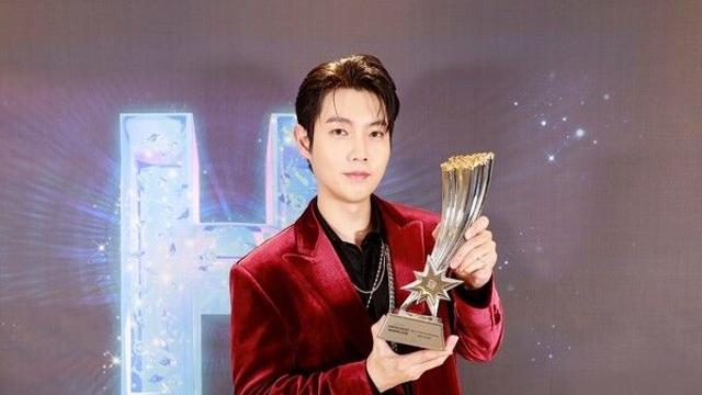 손태진, 한터 첫 트로피 번쩍…‘新 국민가수’ 존재감 입증