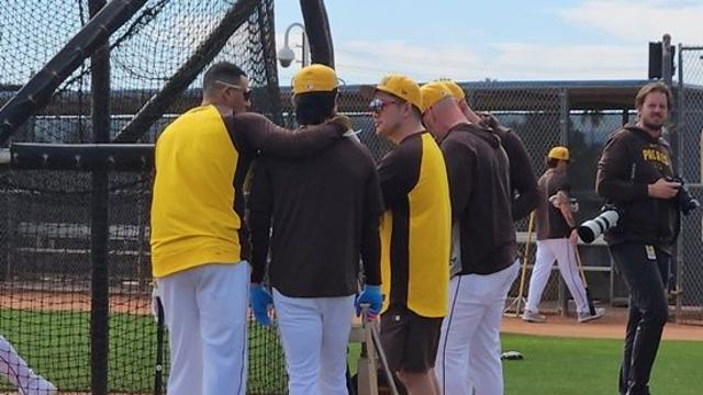 '송성문 친화력 실화냐' 캠프 4일 만에 '5057억 스타'가 어깨동무, 절친 등극! 키움-SD 선배가 '사랑의 오작교'였다