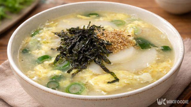 떡국 끓일 때 '이 순서'만 지켜보세요… 소고기 없이도 감칠맛이 끝내줍니다