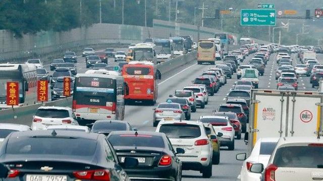 귀성 행렬에 고속도로 곳곳 정체···서울→부산 6시간20분