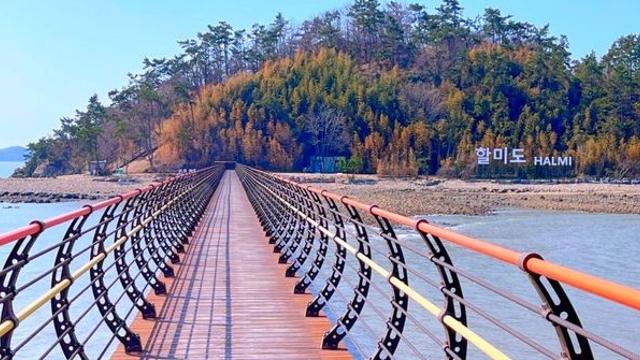 다리 하나로 분위기 확 바뀌었다... 무려 51억 원 투입된 '서해안 노을 명소'