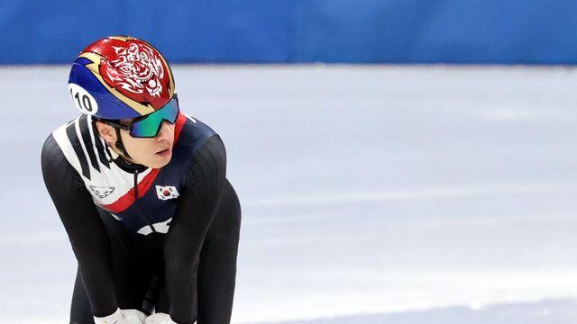 ‘이럴수가, 개인전 노골드’ 남자쇼트트랙 500m 황대헌-임종언 충격의 예선탈락 [강산 기자의 여기는 밀라노]