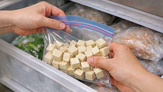 명절에 남은 ‘두부’ 버리지 말고, ‘냉동실’에 넣어 보세요…이걸 대체 왜 몰랐죠