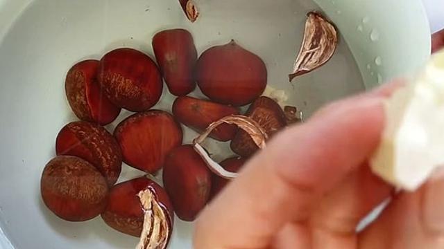 제발 삶지 마세요...밤을 '이렇게' 까면 설 차례 준비 시간 '10분' 줄어듭니다