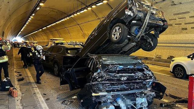 순천완주고속도로 터널서 7대 연쇄추돌…2명 중상