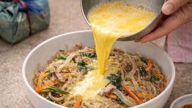 설날 남은 잡채에 '계란물' 부어보세요…이렇게 맛있는 걸 왜 몰랐을까요