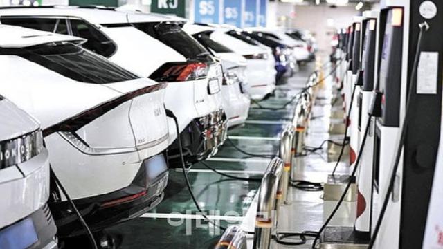 10명 중 7명은 구매 고민한다는데…전기차 갈아탈 적기일까