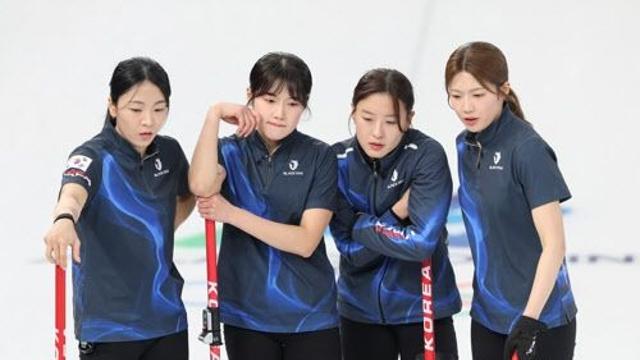 한국 女컬링 대표팀,  세계 1위 스위스에 석패...4강행 '비상'