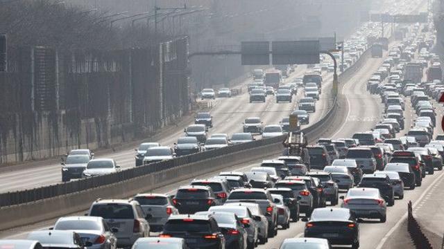 설 당일 고속도로 귀경길 정체···부산→서울 6시간 40분