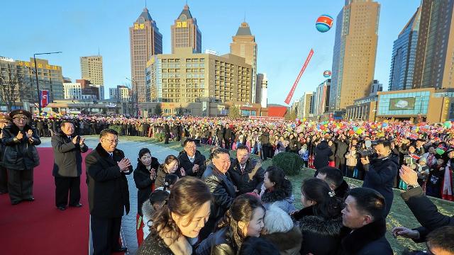 北주애, 주민과 이례적 직접 스킨십…