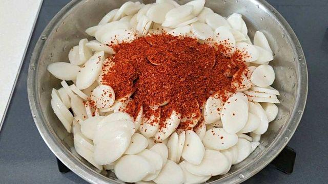 떡국떡에 제발 '고춧가루' 2큰술만 팍 뿌리세요…이 쉬운 걸 왜 몰랐죠