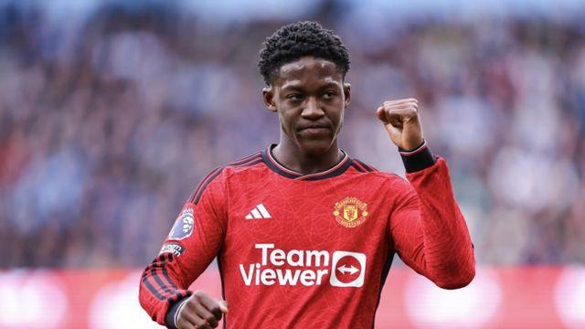 아모림 강점기 버텨낸 '성골 유스'에게 박수를!...前 맨유 수비수 