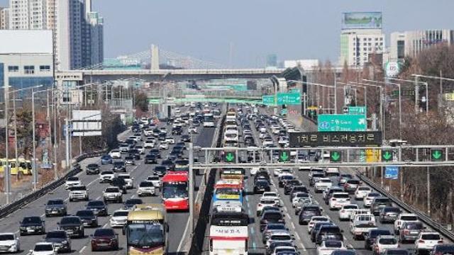 설 연휴 마지막 귀경 행렬 계속…부산→서울 5시간