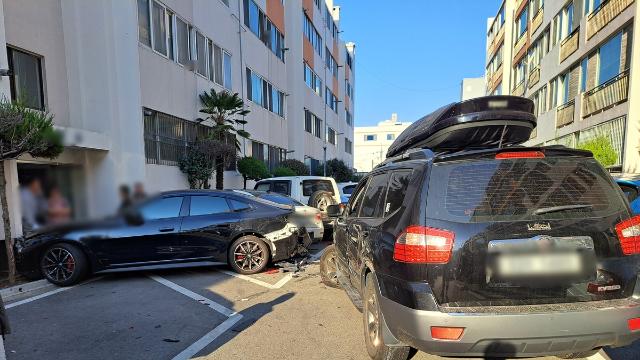 부산 아파트 주차장서 70대 운전 SUV, 차량 7대 연쇄 충돌