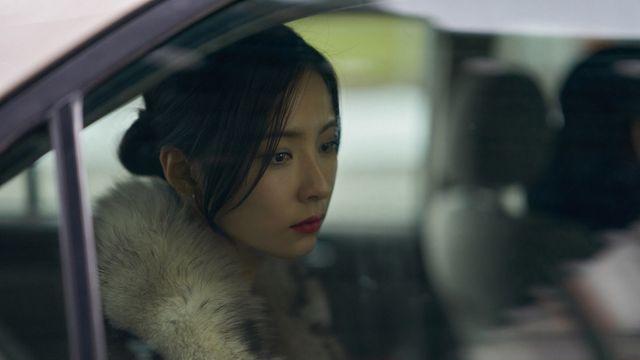 “거울 깨고 총 들었다”…‘휴민트’ 신세경, 조인성·박정민 사이서 빛난 ‘기개’