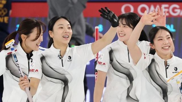 8-0으로 기선제압…여자 컬링, 스웨덴 악수 받아낸 완승
