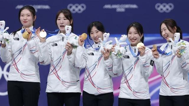 2바퀴 남기고 뒤집었다…쇼트트랙 여자 3000m 계주, 8년 만에 금메달