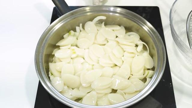 끓이는 건 이제 그만...떡국떡을 '매콤하게' 만들면, 아이들도 너무 좋아합니다