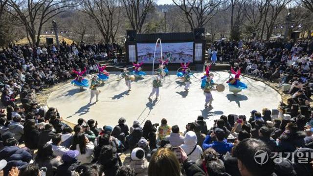 설 연휴 마지막날 한국민속촌 북적북적 [포토뉴스]
