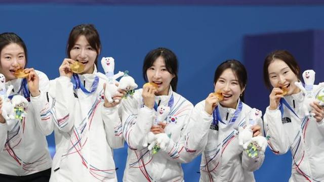 金 목에 건 김길리 “앞만 보고 달렸다”…최민정 “넘어지는 줄 알고 기겁” [2026 밀라노]