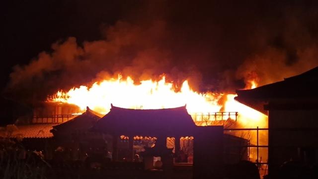 익산 빵집 건물에 불…소방차 20대 출동해 진화 중