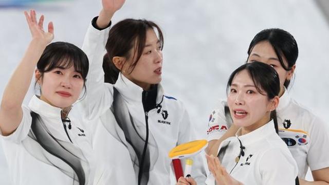 아쉬움의 눈물 흘렸다…한국 여자 컬링, 캐나다에 패하며 4강 좌절