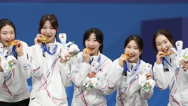 심석희 밀고 최민정 달렸다... 갈등 풀고 원팀으로 이뤄낸 '金'