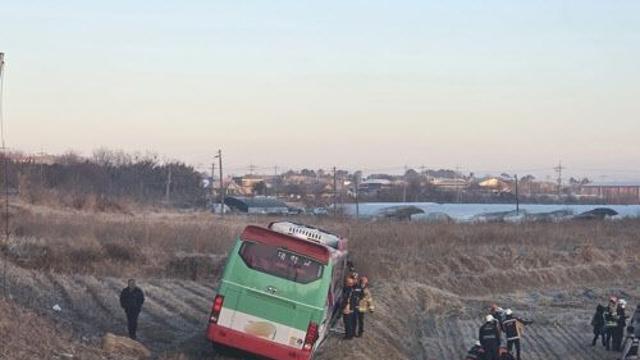익산서 회사 통근버스가 농수로 추락…운전기사 숨져
