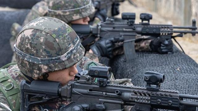 경기도 모 부대 소속 병사 2명 '소총' 들고 이탈...야산에서 발견