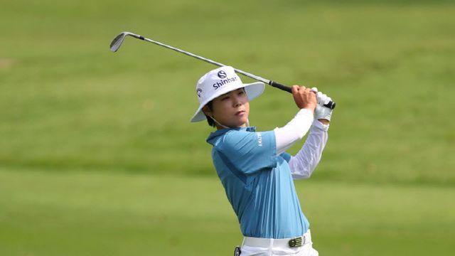 11언더파 몰아치고 선두로 나선 이소미 “인생 최고의 스코어, 하지만 아직 이틀 남았다”