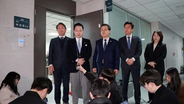 '李공소취소 與 모임' 유시민 '미친짓' 발언에 