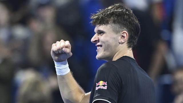 20세 신예 멘시크, 2위 신네르 격파…카타르오픈 준결승행