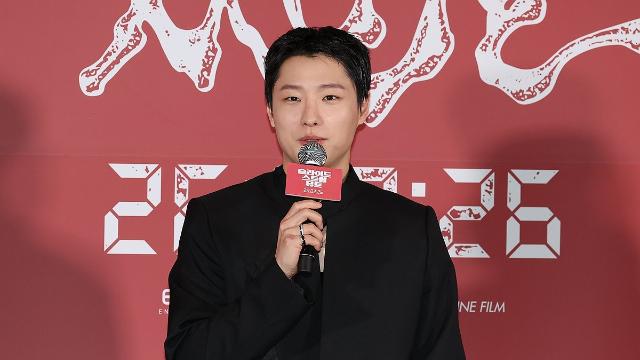 우즈, 역주행 스타서 영화까지…