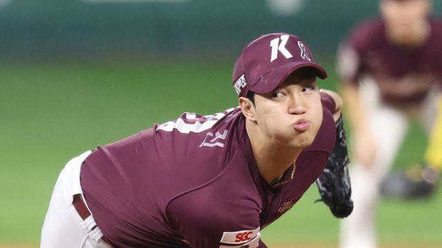 넘어져 다친 어깨, 다시 공 잡았다…키움 안우진 복귀 초읽기 