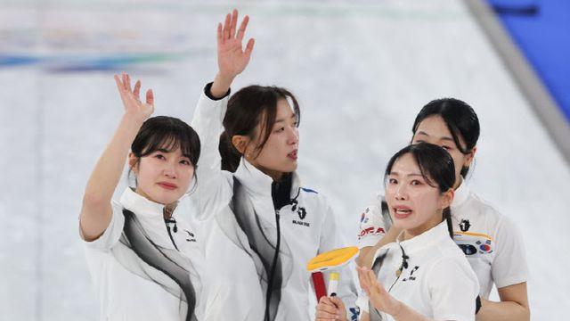 펑펑 눈물 쏟은 여자 컬링 대표팀 “마지막 아니길 바랐는데...”