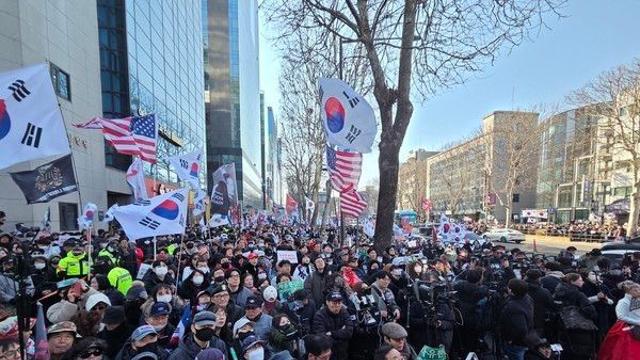 尹 무기징역 선고에 둘로 나눠진 서초동, 진보·보수 모두 ‘격앙’