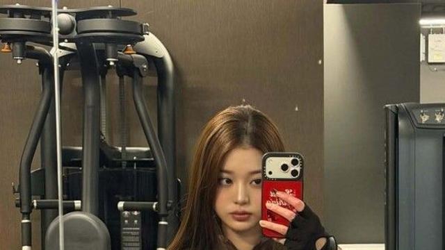 아이브 장원영, 운동 중에도 빛나는 무결점 미모… 