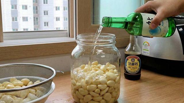 마늘에 소주를 부어보세요…온 가족이 좋아하는 밥도둑이 따로 없네요