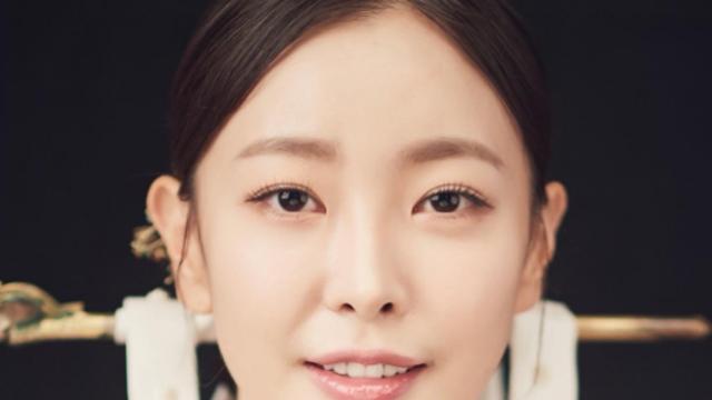 고원희, ‘3년 만 파경’ 딛고…단아한 한복에 반지 포착 [IS하이컷]