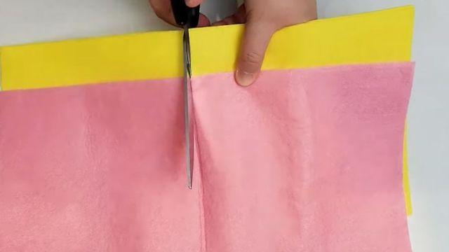 잔뜩 사다 논 부직포 행주, 가위로 잘라보세요…진작 왜 안 했나 후회됩니다