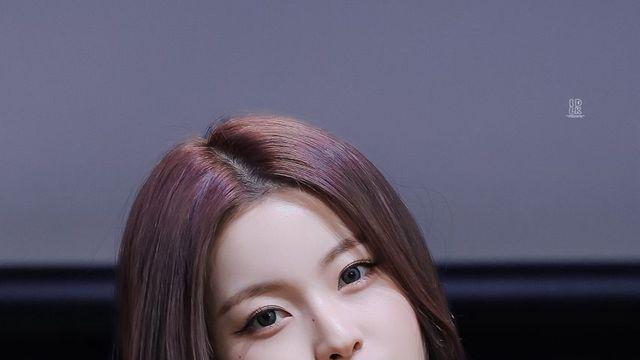 시크한 블랙과 신비로운 퍼플의 조화, 엔믹스 규진의 모던 미니멀 룩