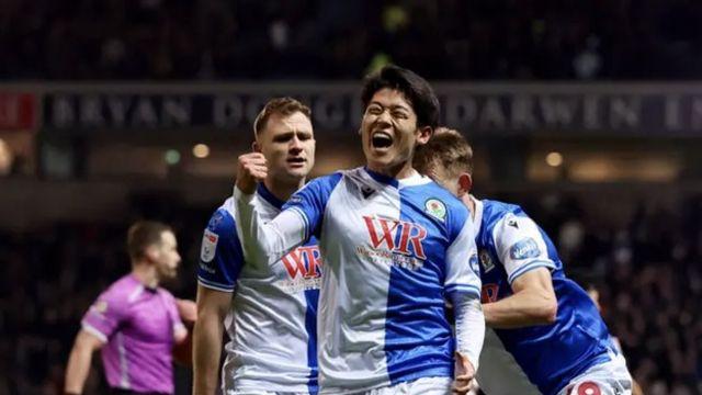 日 공격수 일냈다! 지역 더비서 극장골로 승리 견인→前 맨유 소속 필 존스 대환호...'BBC'는 '최고평점 부여'