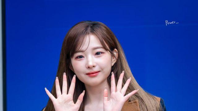 시크한 블랙 원피스와 카멜 코트의 조화, 트리플에스 정하연