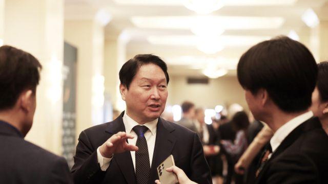 최태원 “큰 돈 벌어다준 ‘괴물칩’, 생산량 늘릴 것…올해 1천억달러 벌수도” [한양경제]